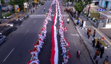 Ribuan Warga Padati Jalanan Protokol Batang saat Bendera Raksasa Diusung dalam Kirab Merah Putih