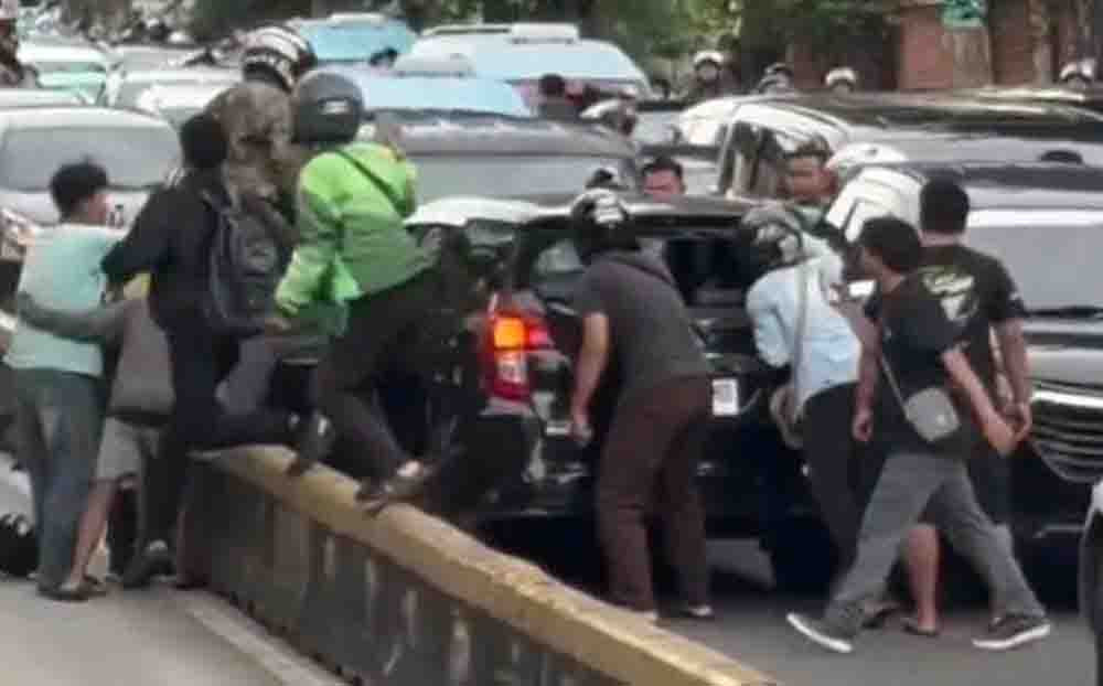 Aksi Nekat Sopir Ugal-ugalan Lawan Arus Berakhir Diamuk Massa di Jakarta Pusat