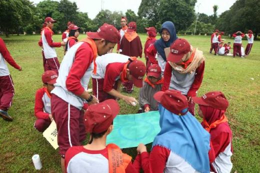 100 Peserta Sosialisasi Empat Pilar Outbound di Lapangan UIN Alauddin Makassar Bareng Intsiawati Ayus