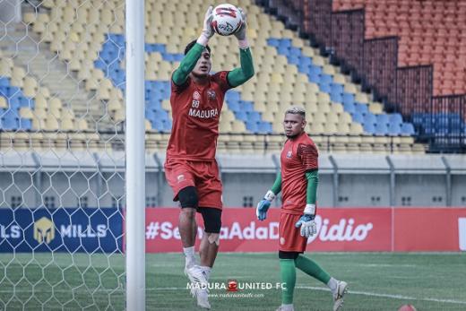 Duel Madura United FC Lawan Persebaya, Ajang Pembuktian Dua Kiper Timnas Indonesia