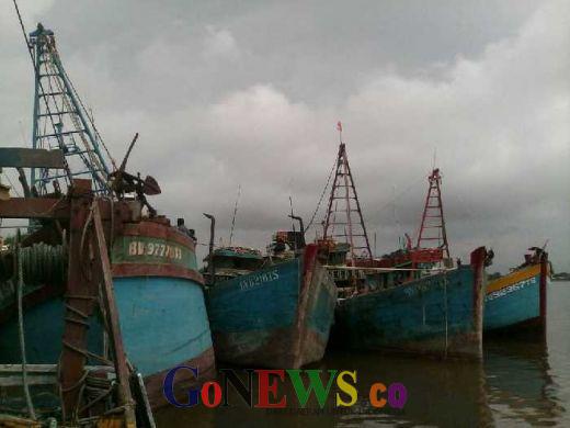 Diduga Curi Ikan di Indonesia, 5 Kapal dan 31 Nelayan Vietnam Dicokok Petugas di Pontianak