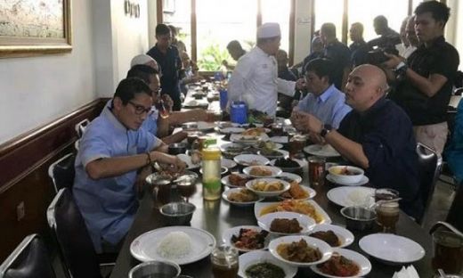 Sambil Nikmati Nasi Padang, Sandiaga: Jangan Baper Gara-gara Pemilu, Nanti Dilarang Makan Rawon