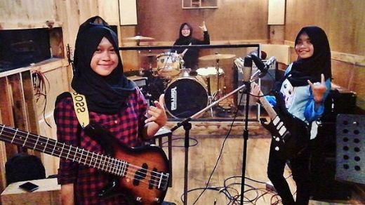 Band Hijaber Voice of Baceprot Kritik Sistem Pendidikan Lewat Lagu School Revolution