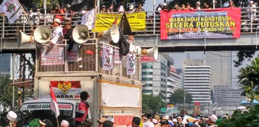 Peserta Aksi Kawal MK Bawa Spanduk Diskualifikasi Jokowi-Maruf