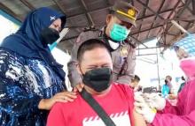 Pria 30 Tahun di Riau Nangis Sesegukan Disuntik Vaksin, Ibunya Malah Acungi Jempol