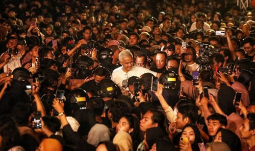Konser Trisakti Membludak, Ganjar Pranowo Acungkan Salam 3 Jari: Obat Rindu Ambyar