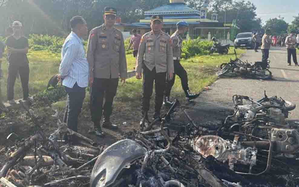 Bentrok Warga dan Perusahaan di Sipispis Satu Karyawan Terluka Puluhan Motor Hangus