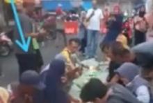 Protes Tak Bisa Jualan selama PPKM Level 4, PKL Nekat Ngaliwet di Tengah Jalan
