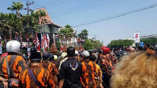 Pemuda Pancasila Kota Surabaya Hadir Dinginkan Suasana Aksi Pro dan Tolak Deklarasi #2019Ganti Presiden