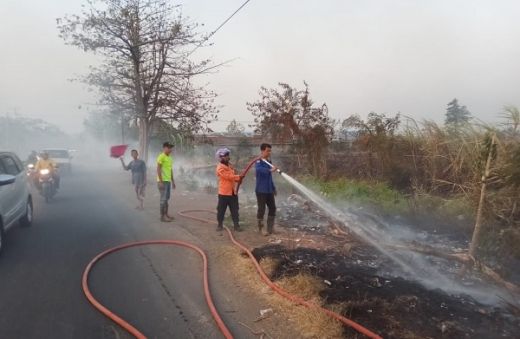 Lahan Ilalang Terbakar di Dekat Tol Kanci Cirebon