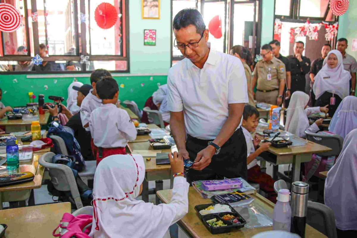 Pj Gubernur DKI Tinjau Uji Coba Makan Bergizi Gratis di SDN Cipayung 04 Pagi