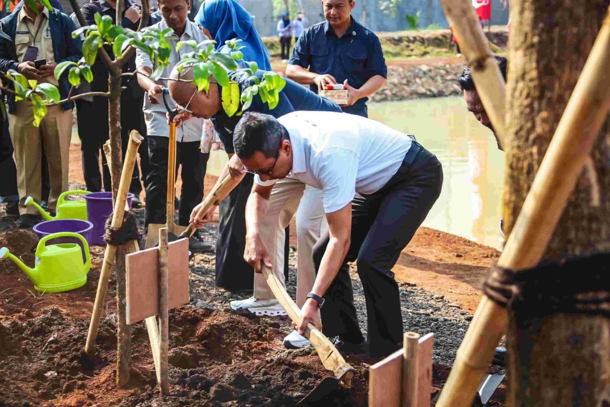Pj Gubernur DKI Tanam Pohon dan Tebar Benih Ikan di Waduk Batu Bangkong