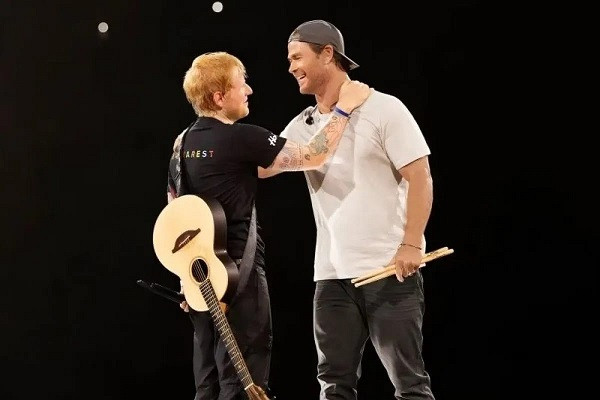 Aktor Chris Hemsworth Main Drum di Konser Ed Sheeran