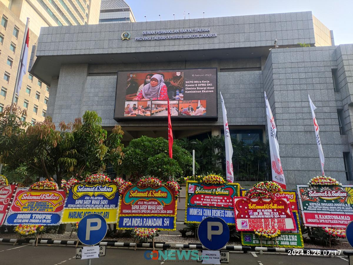 Karangan Bunga Ucapan Selamat Penuhi DPRD DKI Jakarta