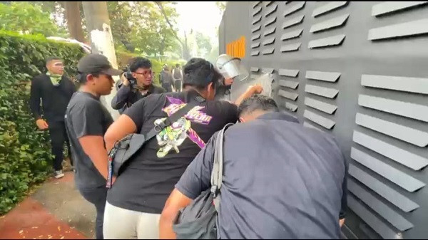 Polisi Lindungi Wartawan Korban Gas Air Mata Saat Demo DPR