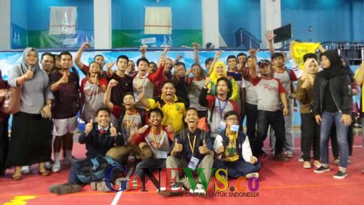 Semangati Pemain, Masyarakat dan Mahasiswa Riau di Bandung Gelorakan Lagu Lancang Kuning di GOR UPI