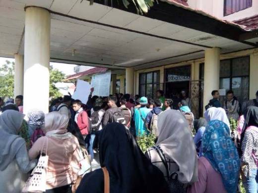 Ratusan Mahasiswa Universitas Pasir Pengaraian Geruduk Gedung Rektorat, Minta Feliatra Mundur Sebagai Rektor