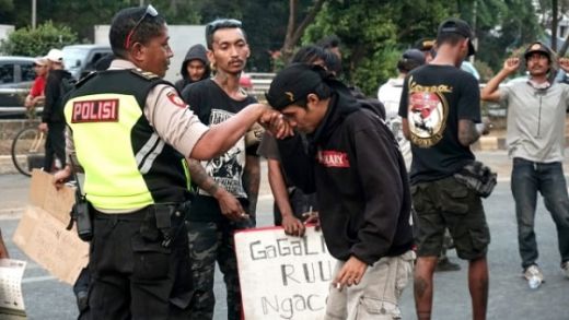 Giliran Anak Punk Demo di DPR, Aksi 15 Menit Lalu Cium Tangan Polisi dan Bubar