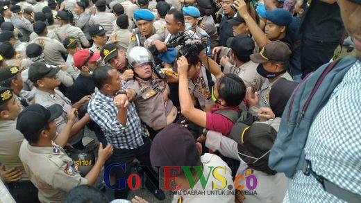Terinjak Massa Mahasiswa di Depan DPRD Riau, Kapolresta Pekanbaru Dilarikan ke Rumah Sakit
