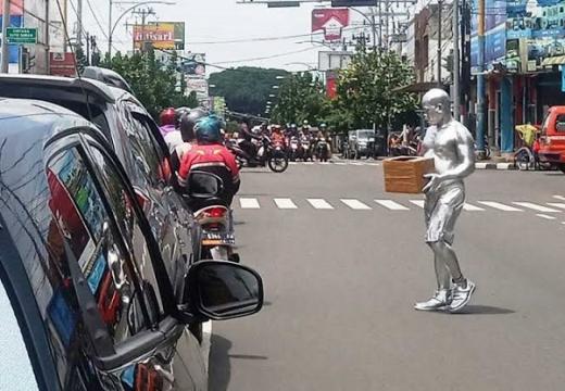 Viral Pensiunan Polri Jadi Manusia Silver di Semarang