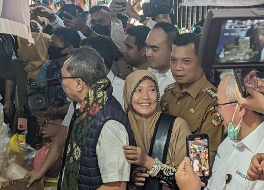 Emak Emak di Pasar Cik Puan Heboh Ditraktir Sembako oleh Mendag RI Zulhas