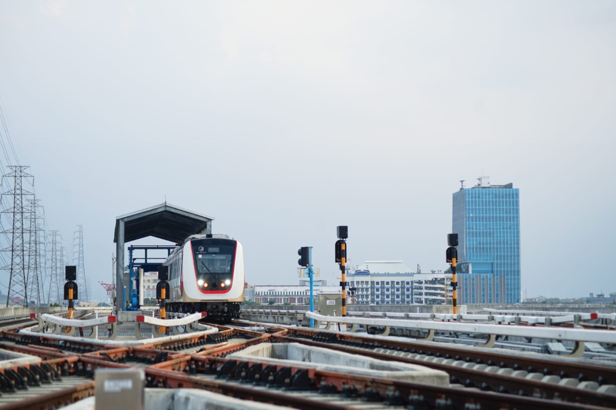 Kereta LRT Jakarta Selalu Dijaga Tetap Kinclong