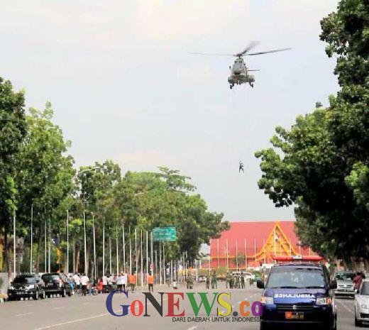 Prajurit Paskhas AU Roesmin Nurjadin Terjun dari Helikopter di Tengah Jalan Gajah Mada Pekanbaru