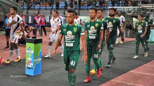Osvaldo Hattrick, Persebaya Bantai Madura United