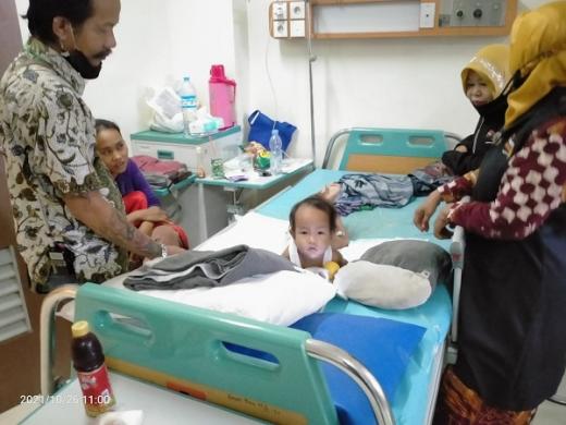 Bantu Biaya Perawatan, FPKB Sambangi Bocah Penderita Kelenjar Getah bening di RSUD Arifin Achmad