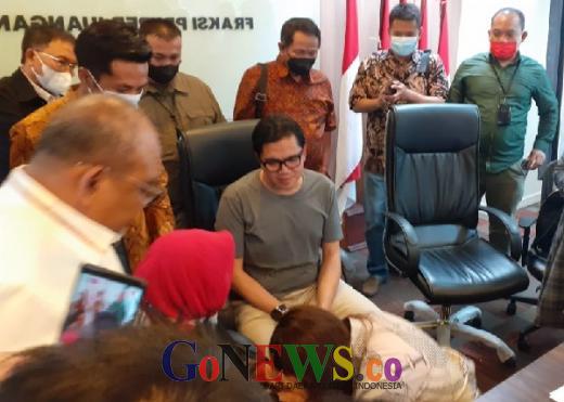 Menangis Minta Maaf, Anggiat Pasaribu Cium Tangan Arteria dan Ibunda