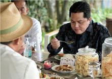 Saat Menteri BUMN Erick Thohir Dua Kali Nambah Makan Soto Padang Baroda di Pekanbaru