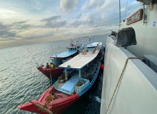 KRI Alamang-644 Gagalkan Pengangkutan Bahan Bakar Diduga Ilegal di Selat Singapura