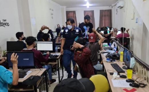 Kantor Pinjol Ilegal di PIK Kelola 14 Aplikasi Termasuk Go Kredit dan Dana Online
