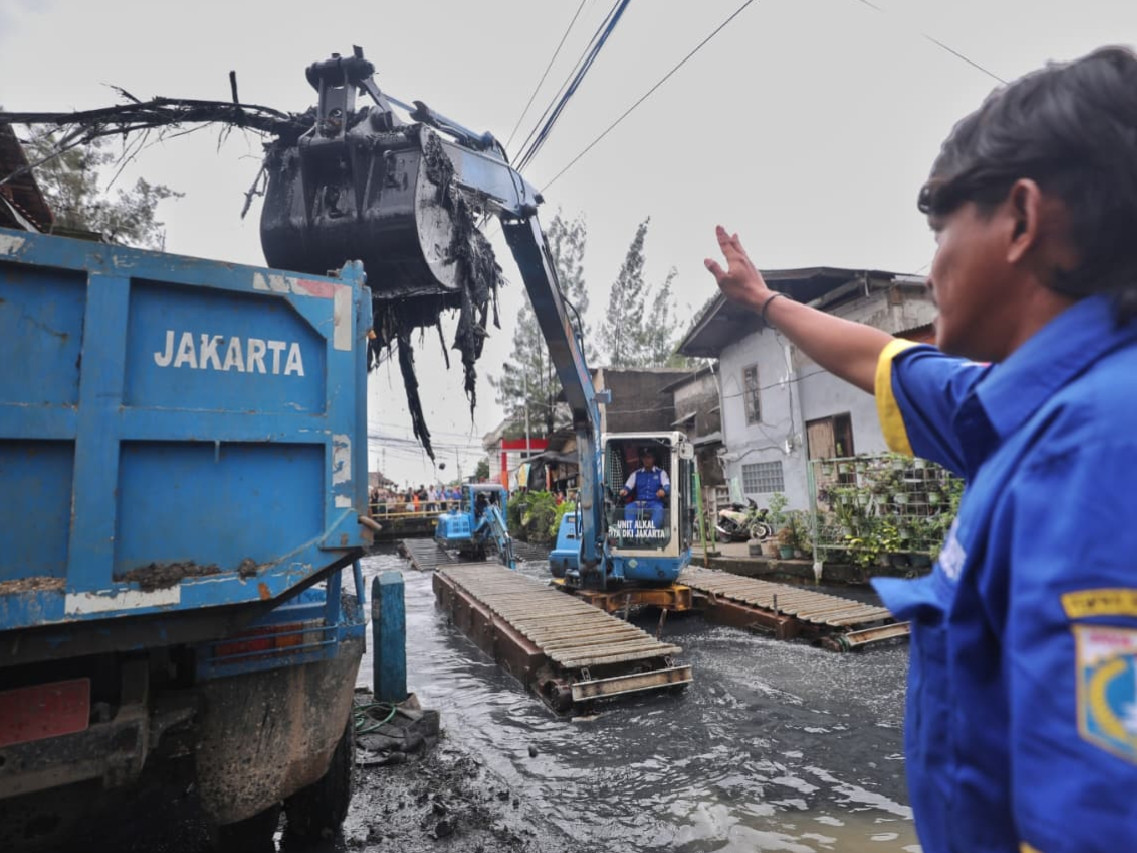 Tinjau Kali Cakung Lama, Pram Pastikan Normalisasi Sungai Dikebut untuk Tekan Banjir