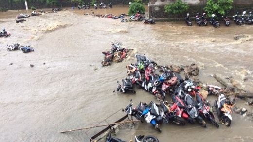 Dihantam Banjir, Siswa Histeris Lihat Puluhan Motor Terseret Arus