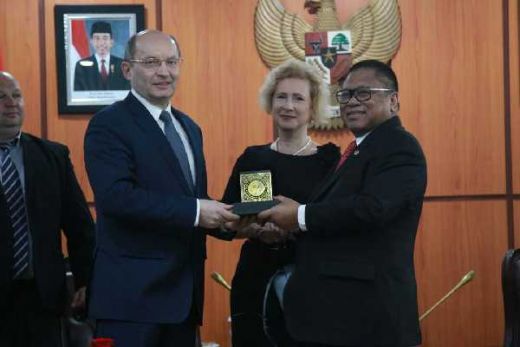 Ke Duta Besar Rusia, Ketua DPD RI Dorong Percepatan Transportasi Kereta Api di Kalimantan