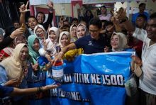 Pecahkan Rekor Blusukan di 1.500 Titik, Sandiaga Sukuran Makan Dada Tuna Bakar di Sorong