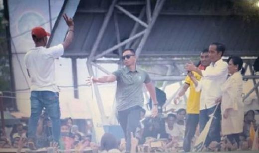 Viral, Pria Bertopi Merah Acungkan Dua Jari di Depan Jokowi saat Kampanye di Dumai