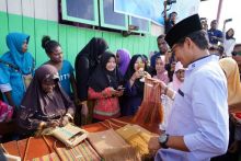 Sandiaga Uno Terenyuh Dengar Curhat Yeni dan Ira, Guru Honerer di Sorong