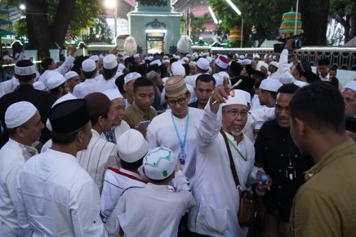 Kenakan Baju Koko dan Sarung, Sandiaga Uno Hadiri Haul Sunan Ampel di Surabaya