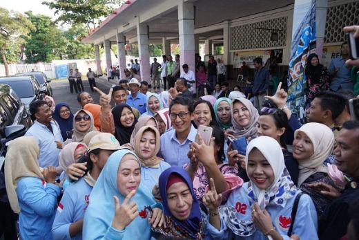 Pantau Rekapitulasi Suara di Surabaya, Sandiaga Uno Diteriaki Pak Wapres
