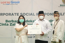 Baznas Bersama Lotte Grosir Bagikan Paket Ramadan untuk UMKM