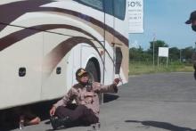 Butuh 6 Jam Bujuk TKA China yang Ngambek Sembunyi di Kolong Bus