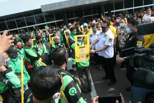MPR Peduli Bagikan Asurasi, Partisi Portable dan Paket Sembako ke Pengemudi Ojol