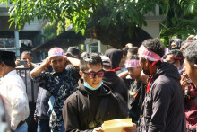 Tuntut Uang IMB Dikembalikan, Ribuan Massa Segel Bank BNI 46 Makassar