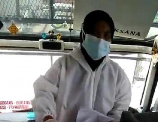 Polisi Usut Video Viral Wanita Kenakan APD Jual Surat Bebas Covid di Dalam Bus