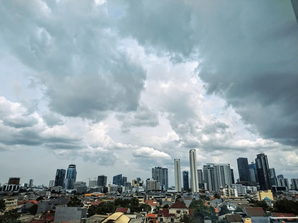 Cuaca Jabodetabek Hari Ini: Jakarta Berawan, Bogor Berpotensi Hujan Ringan