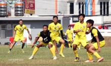 Charis Yulianto Coba Kembalikan Permainan Keras Arema FC