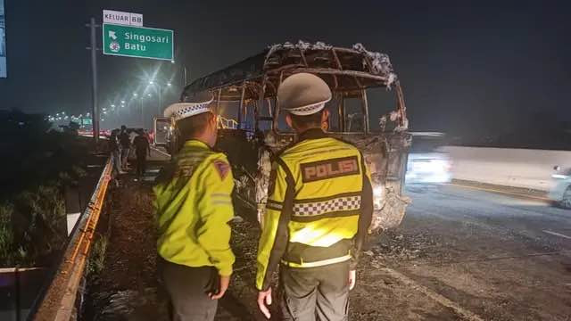 Api Lahap Elf di KM 88 Tol Pandaan-Malang, Barang Penumpang Hangus Tak Terselamatkan