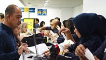 Warga Geruduk Dirjen Imigrasi Ribuan Paspor Tumpah Ruah